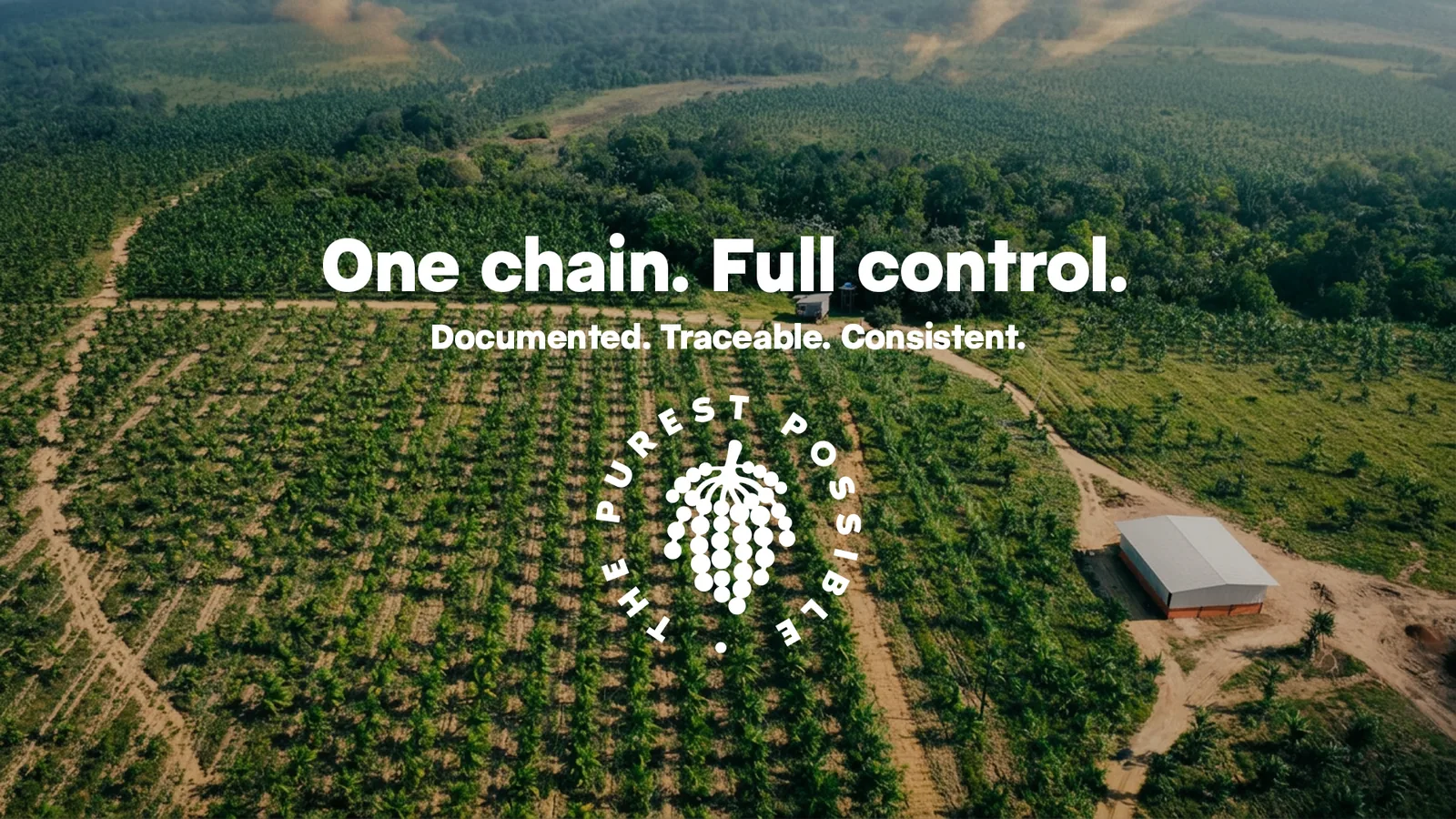 Vista aérea da fazenda da Vyta Goods com a mensagem One chain. Full control.